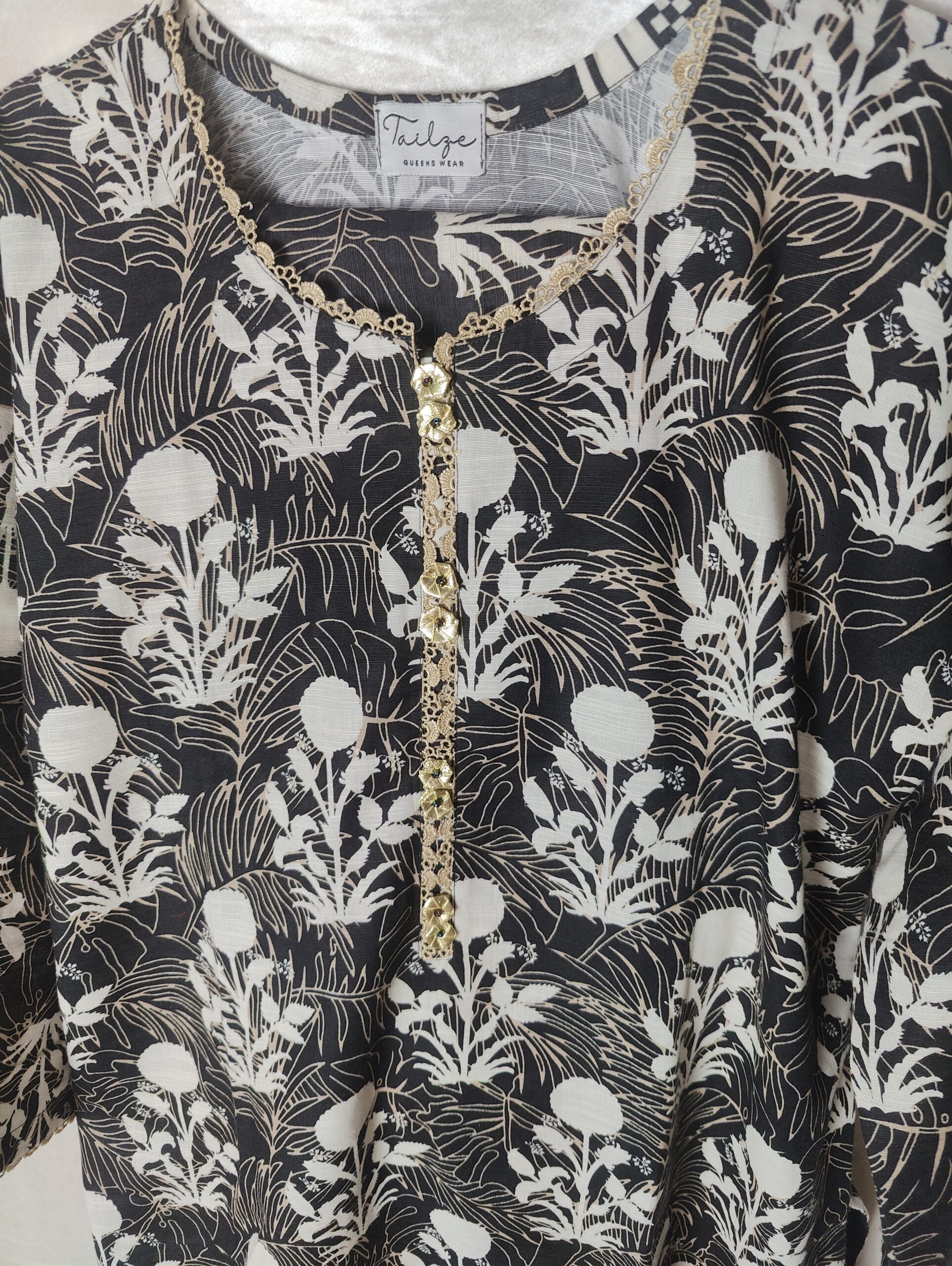 Black & White Floral Printed Khaddar 2-Piece Winter Set - Image 2