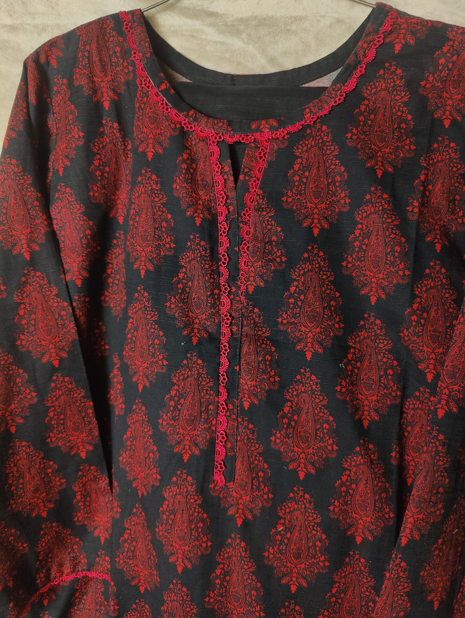 Navy Blue & Maroon Printed Khaddar 2-Piece Winter Set - Image 2